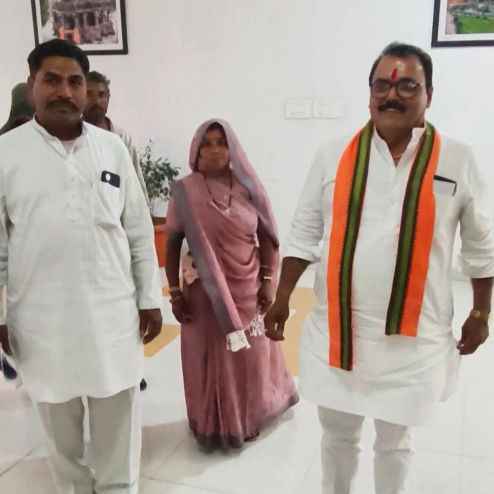 कलेक्टर से मिली जिला पंचायत अध्यक्ष:भाजपा जिलाध्यक्ष के साथ पहुंची, आधे घंटे चली बातचीत, विधायक बोले- संदेश अच्छा नहीं गया