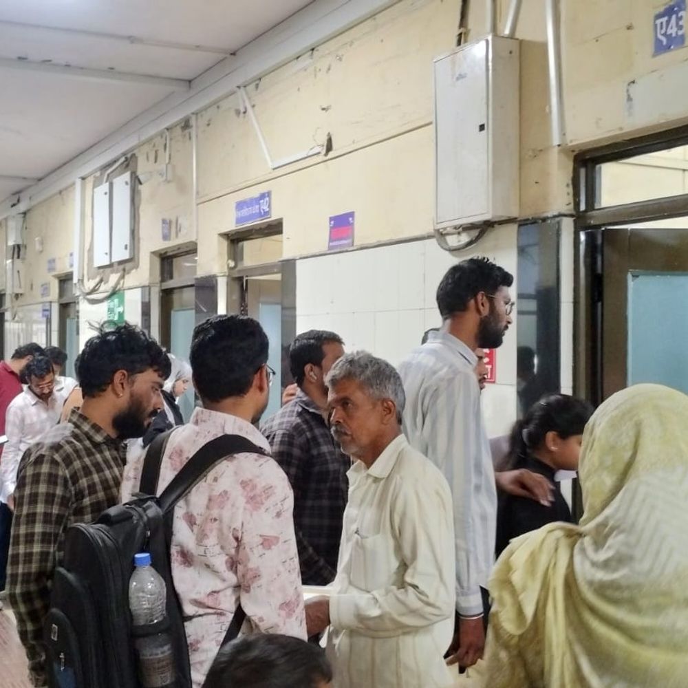 जेपी के आईसीयू के मरीज को दवाएं नहीं मिलीं:गुस्साए परिजन ने दवा की सिलिप फाड़ी; जेपी की फार्मेसी में मल्टीविटामिन तक उपलब्ध नहीं