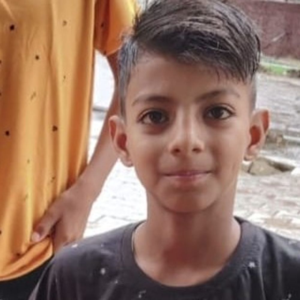 नारनौल में हादसे में 10 वर्षीय बच्चे की मौत:बारिश से बचने के लिए टीन शेड के नीचे खड़ा था, कार ने मारी टक्कर