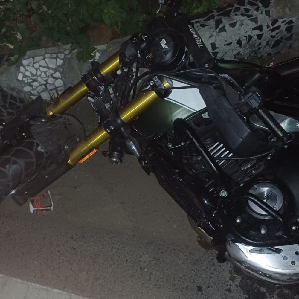 जयपुर में पावर-बाइक सवार तीन मेडिकल स्टूडेंट कार से भिड़े:अचानक ब्रेक लगाने से हादसा; देर रात कॉलेज से घूमने निकले थे