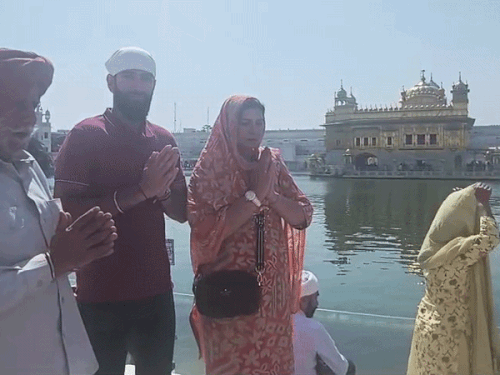 क्रिकेटर युवराज समरा अमृतसर पहुंचे:गोल्डन टेंपल में नतमस्तक होकर सरबत के भले की अरदास की