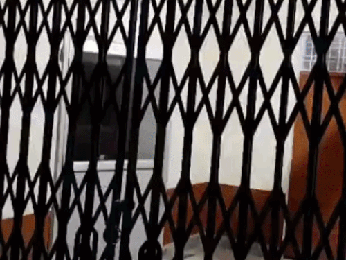 गांव वालों ने रेनबसेरे का ताला तोड़ा:महाराष्ट्र से आए परिवार को रात्रि विश्राम कराया, ठेकेदार महिला व बच्चों को छोड़ गया