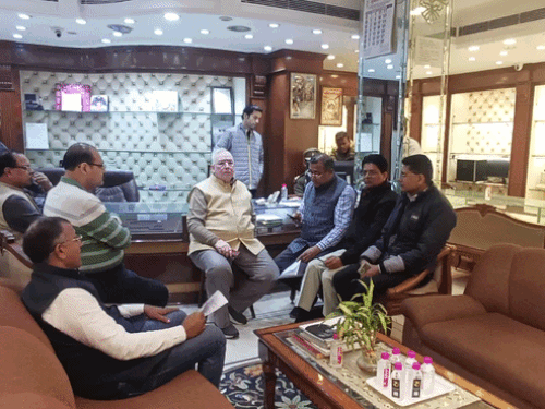 मेरठ में एक करोड़ ठगने वाला नटवर लाल गिरफ्तार:मुंबई से आरोपियों को लेकर लौटी पुलिस, माल बरामद करने के भी मिल रहे संकेत