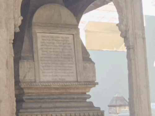 ब्रिटिश कब्रिस्तान के विवादित शिलालेख का मामला:पुरातत्व निदेशक ने कलेक्टर को लिखा-मेजर बर्टन की कब्र संरक्षित स्मारक नहीं, विभाग कार्रवाई नहीं कर सकता