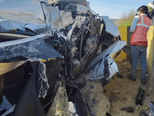 अलवर में अनियंत्रित BMW कार पलटने से कारोबारी की मौत:दिल्ली-मुंबई एक्सप्रेस-वे पर जयपुर से दिल्ली जाते समय हादसा, ड्राइवर बचा