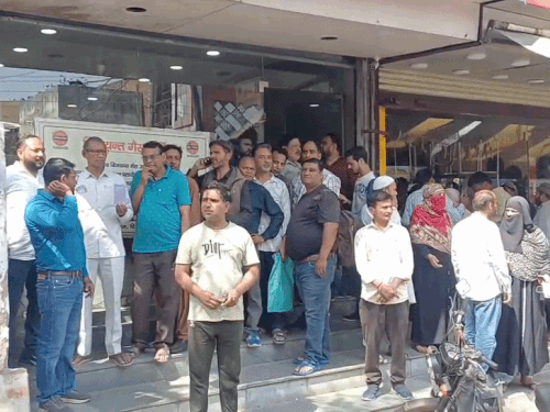 अफवाहों के बीच सिलेंडर की ब्लैक मार्केटिंग शुरु:1500 से 2000 रुपये में बिक रहा घरेलू सिलेंडर, शिकायतों की भरमार, मैनेजर हुए गायब