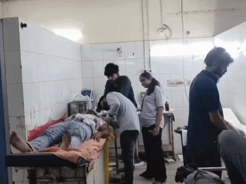 फूड डिलीवरी बॉय ने युवक को मारी टक्कर:टोकने पर अन्य साथियों को बुलाकर सरियों, डंडों से दोनों के साथ की मारपीट