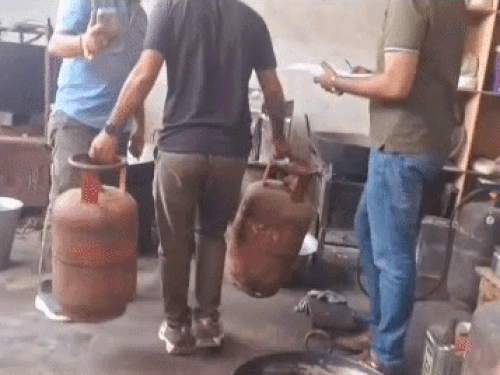 रोहतक में जिला खाद्य एवं पूर्ति विभाग की छापेमारी:दुकानों पर घरेलू गैस सिलेंडर के कमर्शियल प्रयोग पर कार्रवाई, 16 सिलेंडर किए जब्त