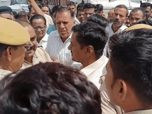 जालोर में स्लरी विवाद में पुलिस से भिड़े:युवक को हिरासत में लेने पर थाने के गेट पर बैठे लोग