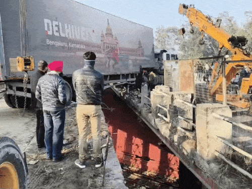 जालंधर के फिल्लौर में एक्सिडेंट के बाद लगा जाम:झपकी आने से हादसा, रेलिंग तोड़ हाईवे की दूसरे लेन में घुसा ट्राला, क्रेन से हटाया