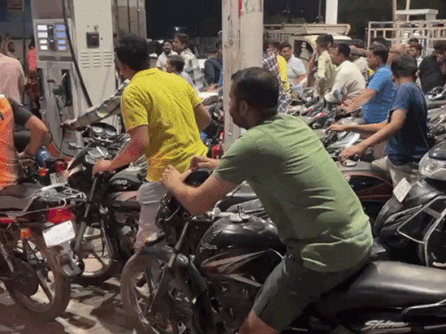 सरकार ने पेट्रोल-डीजल पर एक्साइज ड्यूटी घटाई:पेट्रोल-डीजल पर ₹10 की कटौती, इससे फिलहाल पेट्रोल-डीजल के दाम नहीं बढ़ेंगे