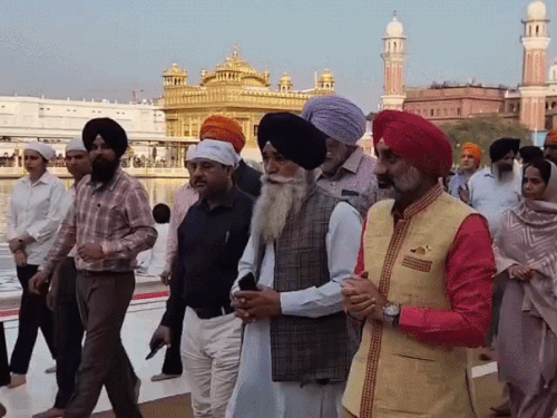 अमृतसर में गोल्डन टेंपल पहुंचे भारत-यूके के एयर चीफ मार्शल:परिवार सहित किए दर्शन, एसजीपीसी ने किया सम्मानित