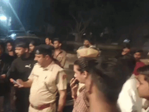 कट्टे में बांधकर मृत गोवंश फेंका:विश्व हिंदू परिषद कार्यालय के बाहर,जवाहर नगर थाना पुलिस ने शुरू की जांच