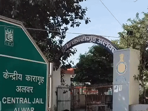 जेल में चार मोबाइल और गांजा मिला:गश्त के दौरान कुछ गिरने की अवाज आई थी,तलाशी में पैकेट मिला