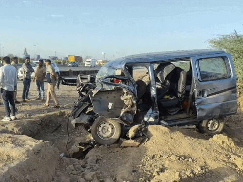 अजमेर में हाइवे पर वैन खाई में पलटी,एक की मौत:महिला, बच्चों सहित 6 घायल, खाटू श्याम दर्शन कर वापस गुजरात लौटते समय हुआ हादसा