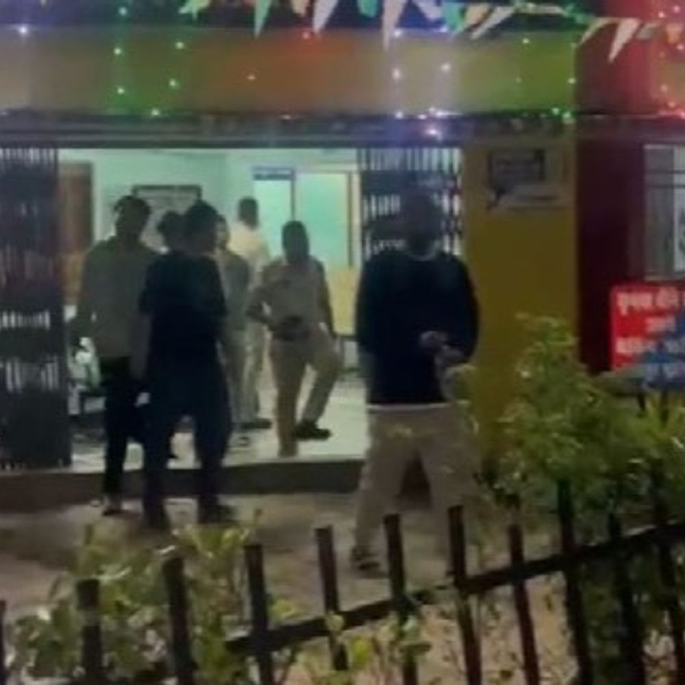 टी-20 वर्ल्ड कप में सट्‌टा खिलाने में वाले सटोरी गिरफ्तार:कार में बैठकर लगा रहे थे दांव, मुखबिर की सूचना पर पुलिस ने दबोचा; खुलासा होगा जल्द