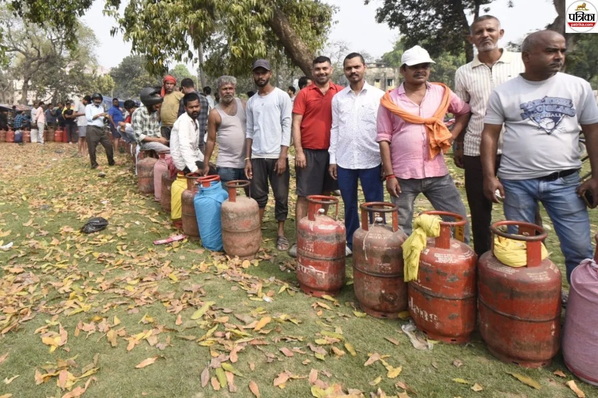 पटना में LPG को लेकर अफरा-तफरी: ‘कमी नहीं’ के सरकारी दावे के बावजूद वितरण केंद्रों पर लंबी कतारें