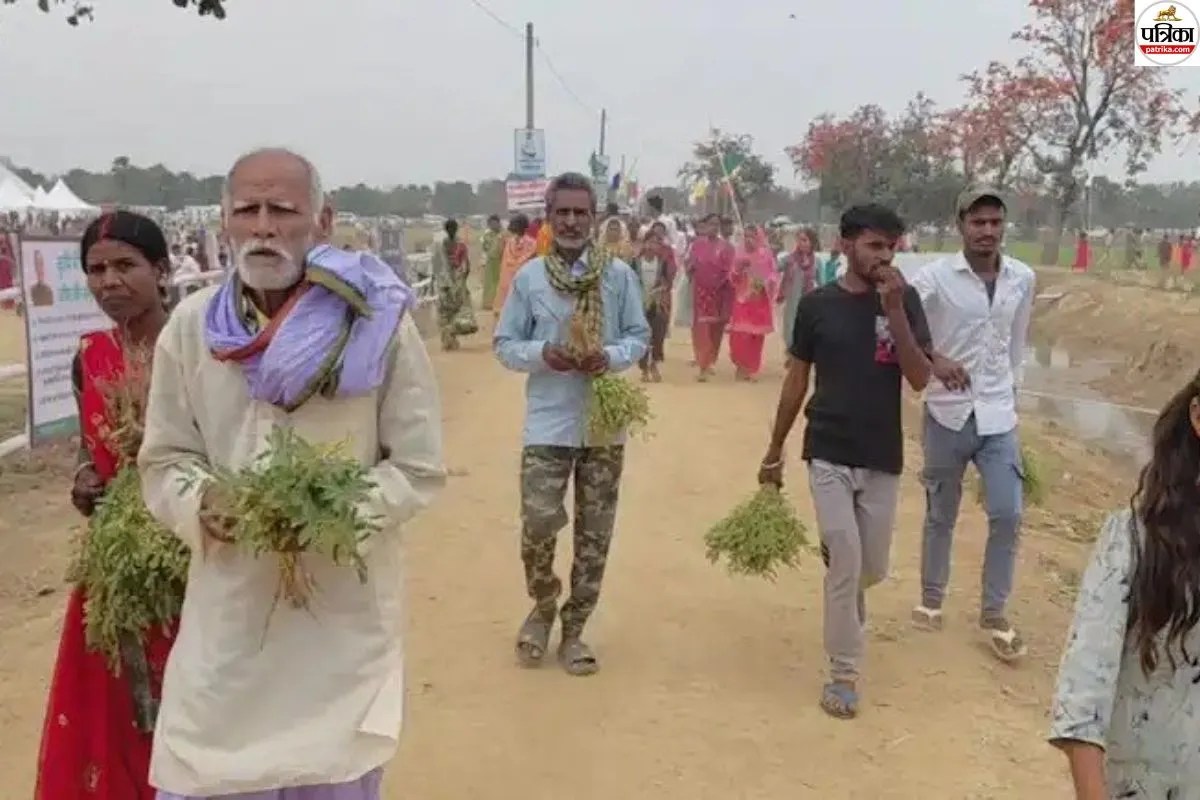 Video: नीतीश की ‘समृद्धि यात्रा’ में मंच से हो रही थी विकास की बात, नीचे खेत में चना उखाड़ते दिखे लोग