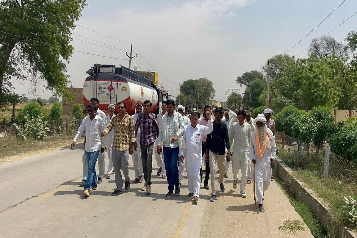 चालीस किमी पैदल मार्च कर एसपी ऑफिस पहुंचे ग्रामीण