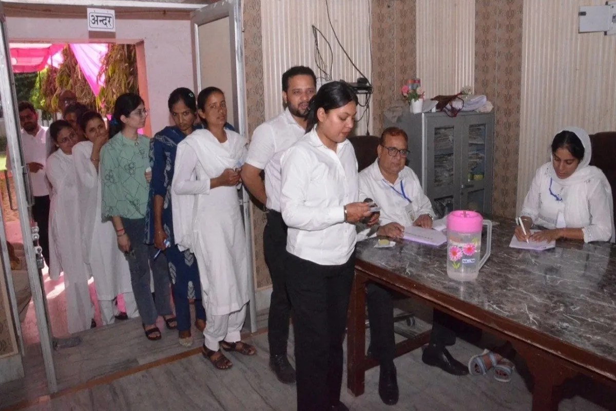 बेलेट पेपर देख चकराया सिर, मनपसंद वरीयता देने में लगा समय