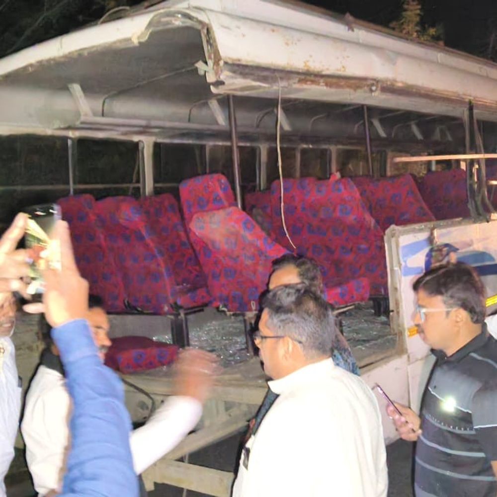 बारातियों की बस को कटर ने मारी टक्कर:बस का पिछला हिस्सा गायब, 2 की मौत, 6 से अधिक घायल, मेडिकल कॉलेज में भर्ती