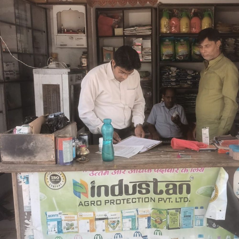 कृषि विभाग ने कीटनाशक दुकानों पर की छापेमारी:देवरिया में अनियमितता मिलने पर 2 लाइसेंस निलंबित, 9 को नोटिस