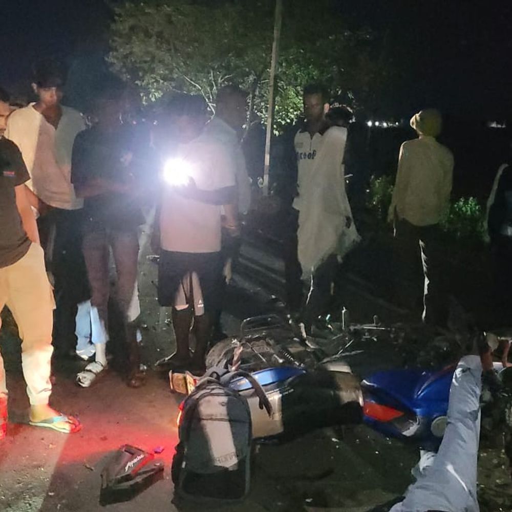 लखीसराय में रोड एक्सीडेंट, 2 बाइक सवारों की मौत:बाइक, ऑटो और वैन की भिड़ंत; तिलक समारोह में जा रहे थे