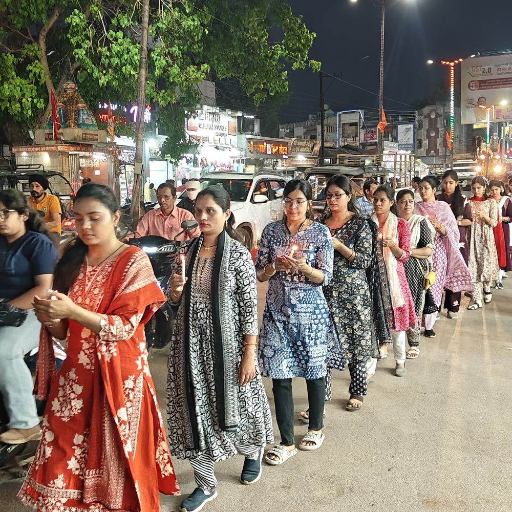 धमतरी में संविदा शिक्षकों का कैंडल मार्च:दिवंगत साथियों को दी श्रद्धांजलि, बोले- नियमितीकरण की मांग शासन तक पहुंचाने की कोशिश