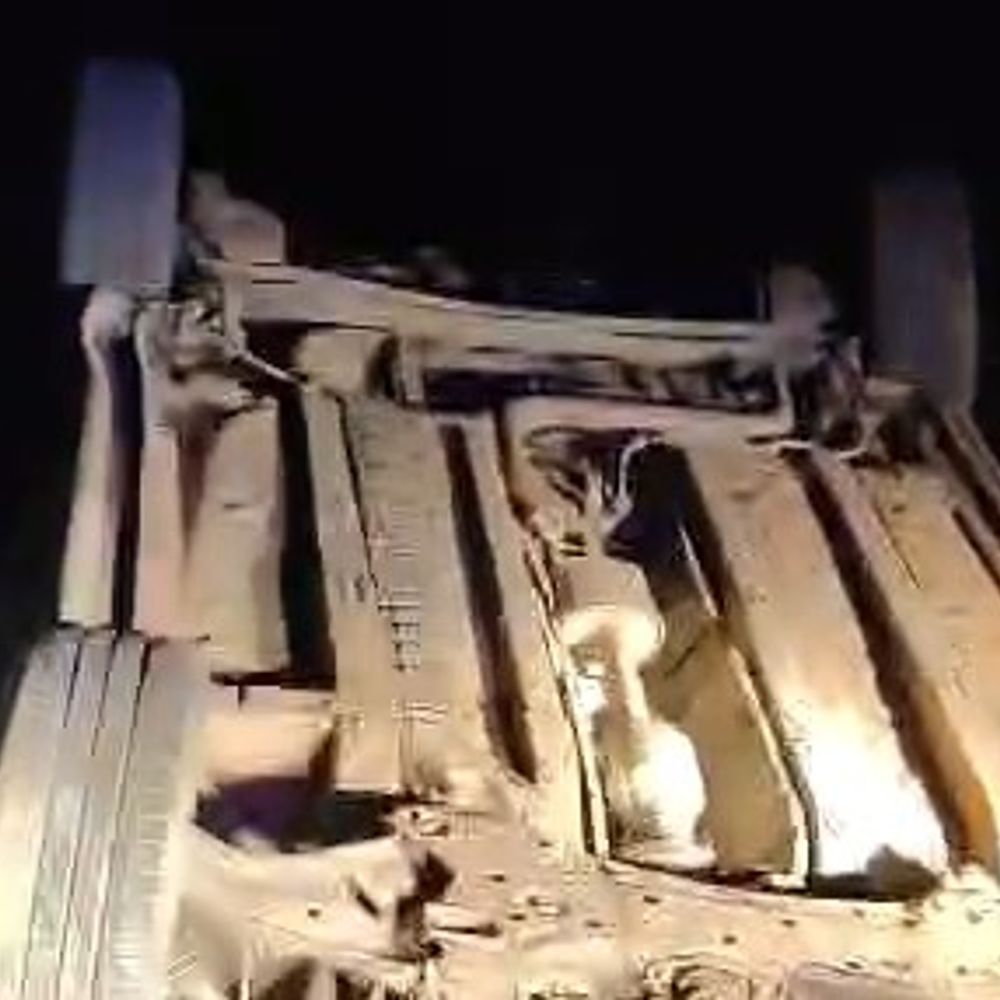 शिवपुरी में पलटी कार, 5 दोस्तों में एक की मौत:दो युवती समेत चार घायल, आगरा से महाकालेश्वर दर्शन करने जा रहे थे सभी