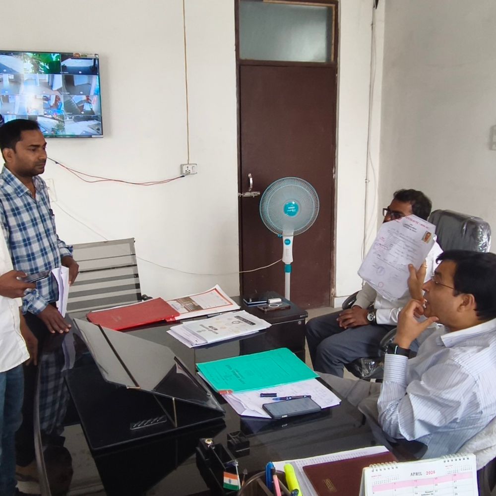 पताही प्रखंड में डीआरडीए का दौरा:मृत्यु प्रमाण पत्र बनाने के लिए रिश्वत लेने के मामले की जांच की, पंचायत सचिव से ली जानकारी