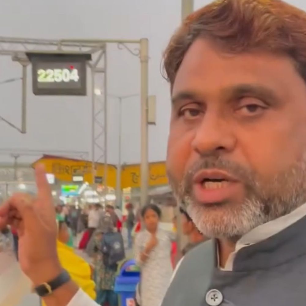 किशनगंज स्टेशन पर डिस्प्ले बोर्ड पर गलत जानकारी:अख्तरुल ईमान बोले- यात्रियों के लिए परेशानी बढ़ी, रेलवे पर कार्रवाई की मांग की