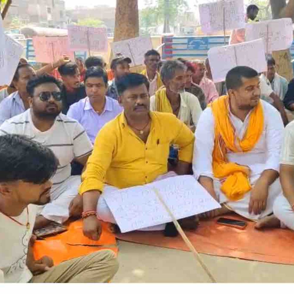 सुगौली में नाबालिग को लेकर विहिप का धरना:आरोपी की गिरफ्तारी की मांग, प्रशासन पर नाराजगी, आंदोलन की चेतावनी