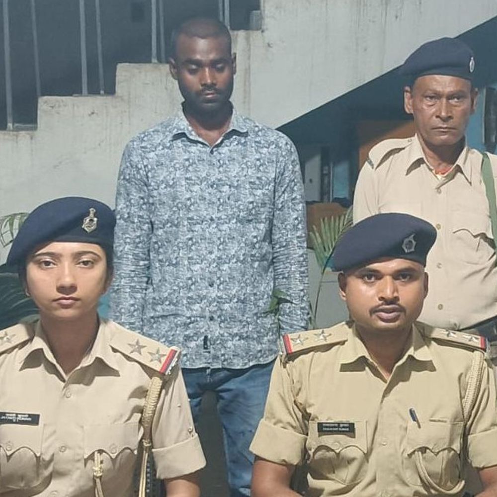 ढाका में एटीएम कार्ड बदलकर ठगी करने वाला आरोपी गिरफ्तार:चार एटीएम कार्ड और एक मोबाइल बरामद, पुलिस जांच में जुटी