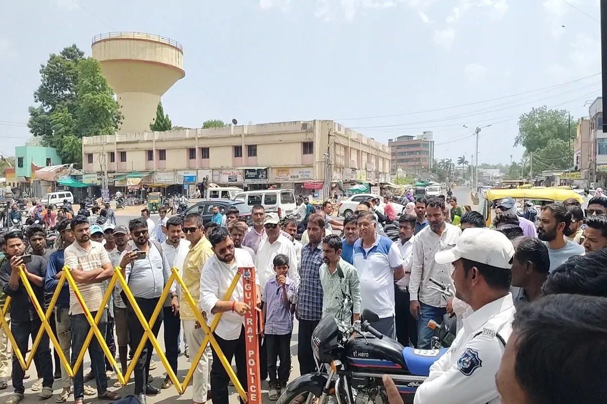 आणंद में गणेश चौकड़ी से अमूल डेयरी मार्ग बंद करने के विरोध में वाहन चालकों का हंगामा