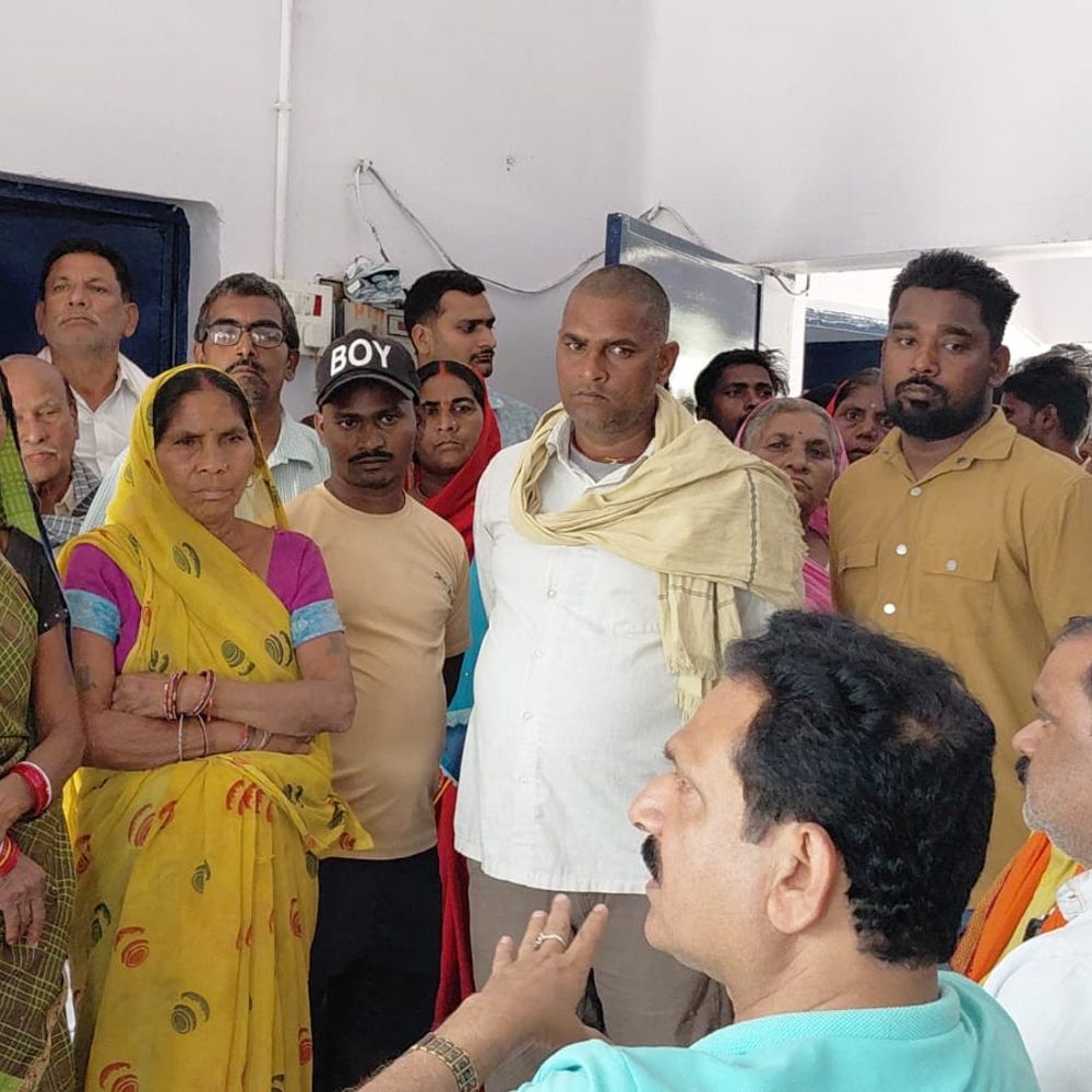 नवादा में 10 दिन से बिजली सप्लाई बंद:ग्रामीणों ने पावर हाउस घेरा, विधायक ने अधिकारियों को फटकारा