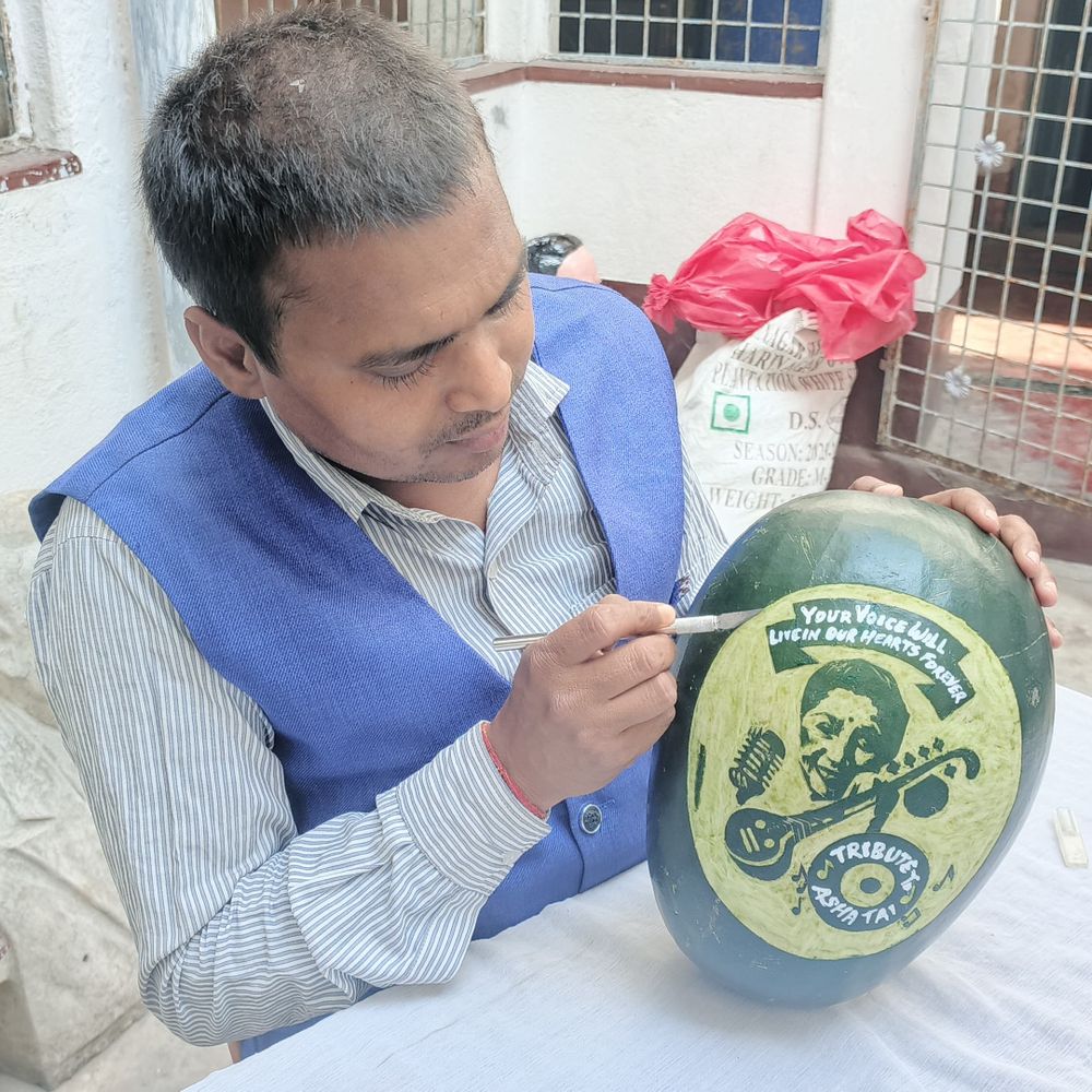 मधुरेंद्र ने तरबूज पर बनाई आशा भोसले की तस्वीर:मुंगेर में दी अनोखी श्रद्धांजलि, 10 घंटे की मेहनत से 5.9 किलो तरबूज पर उकेरी जीवंत आकृति