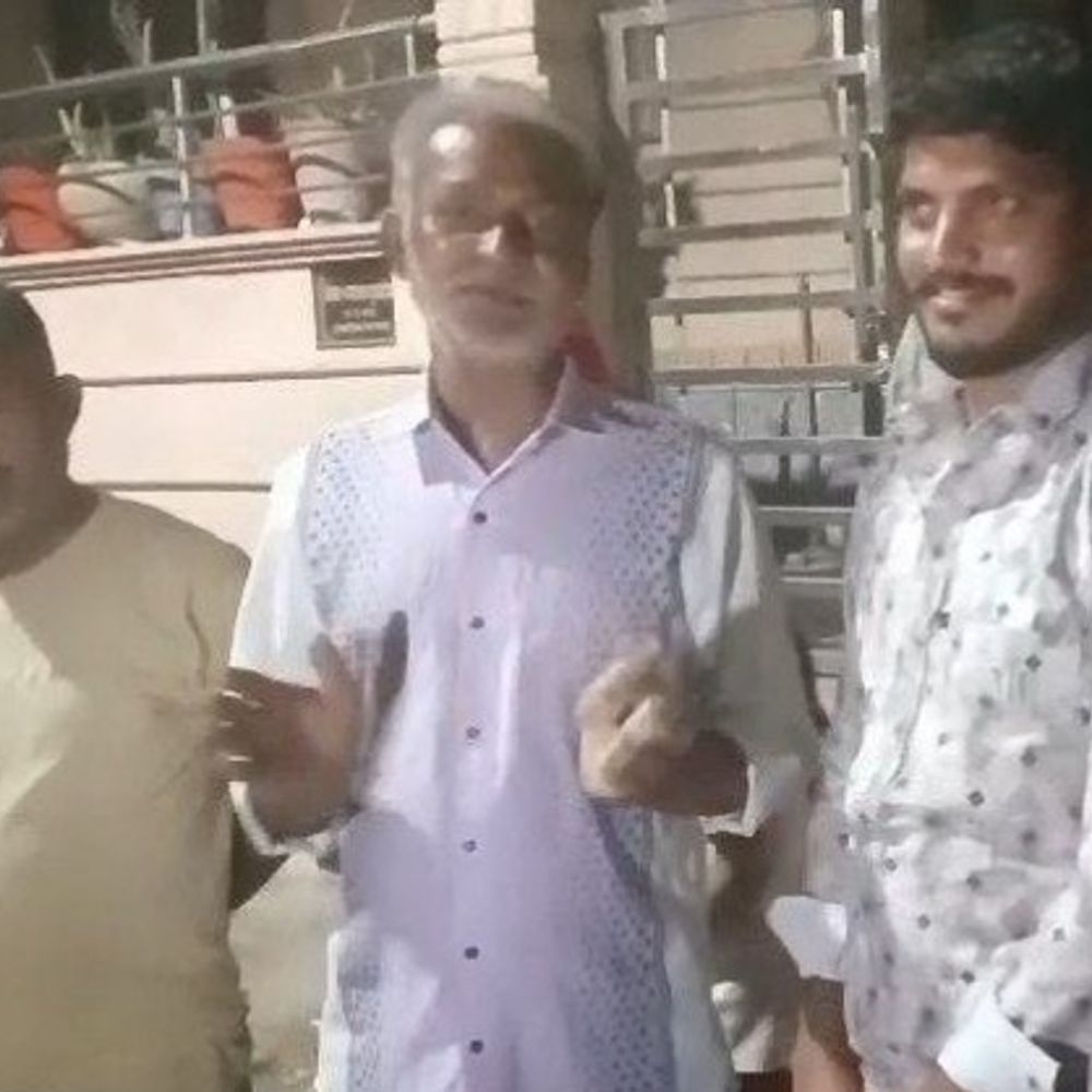 रोहटवासी बोले- आसमान से बरस रहे पत्थर, जांच हो:मोहल्लेवासियों ने जिम्मेदार अधिकारियों को लिखित में शिकायत दी, बोले राहत दिलाओ