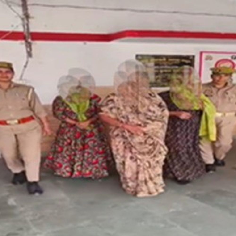 मथुरा में तीन महिलाएं गिरफ्तार, 9.6 किलो गिलट बरामद:आर्टिफिशियल ज्वैलरी चोरी के आरोप में पुलिस ने की कार्रवाई