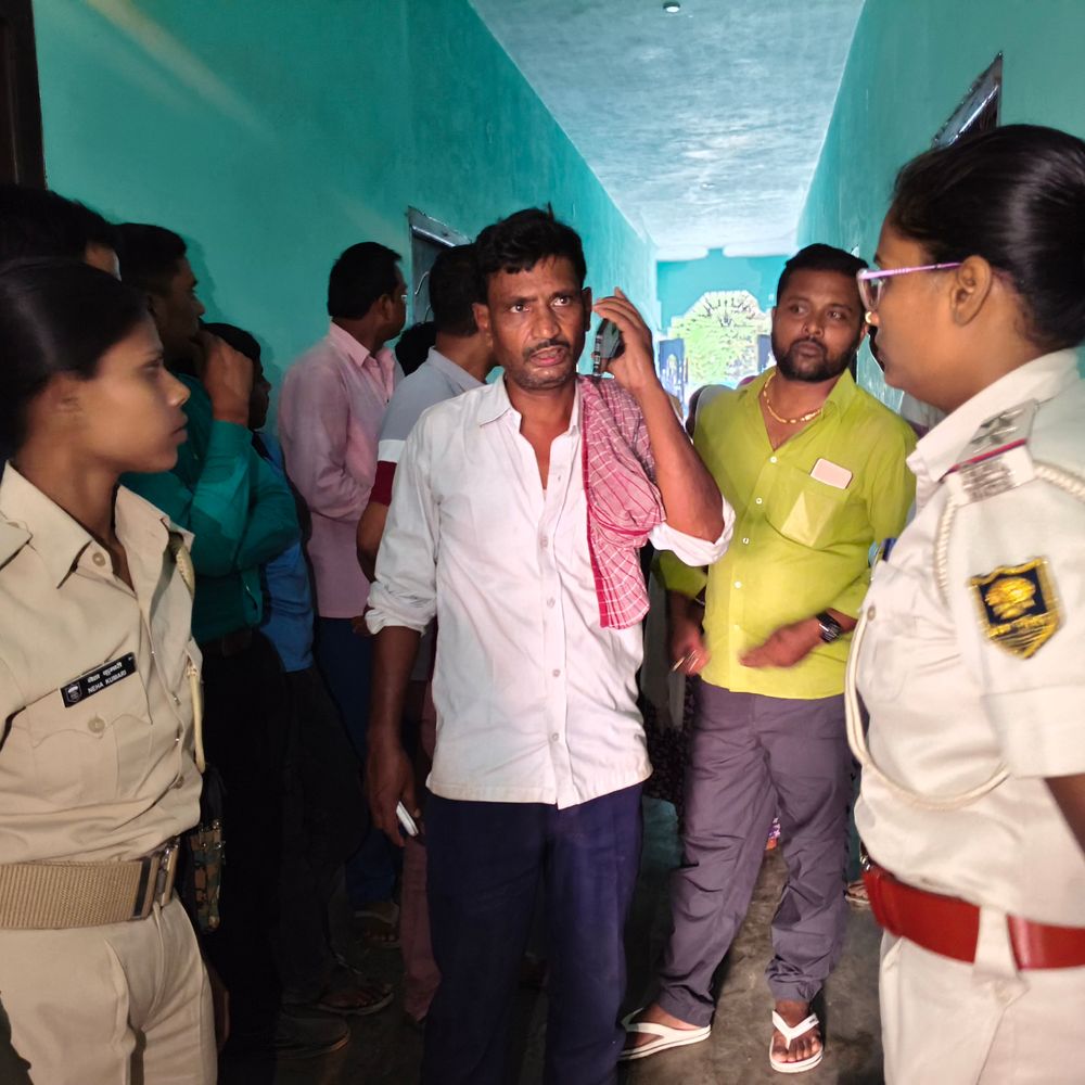 समस्तीपुर में घर में अकेली महिला ने किया सुसाइड:पुलिस ने दरवाजा तोड़ कर निकाली लाश, पैर के पास पड़ा था मोबाइल फोन