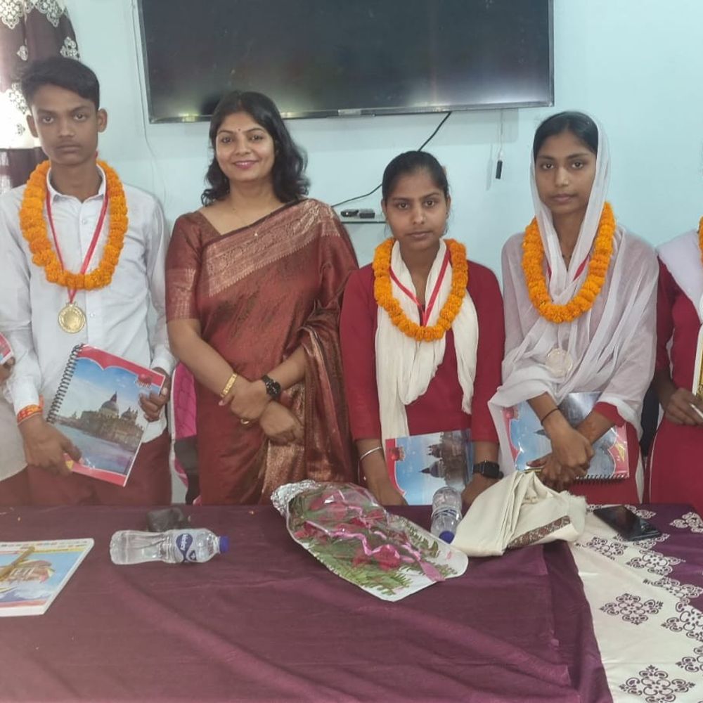 बोचहॉ में मेधावी सम्मान समारोह:बीडीओ ने छात्रा कामिनी कुमारी को लैपटॉप देकर किया सम्मानित