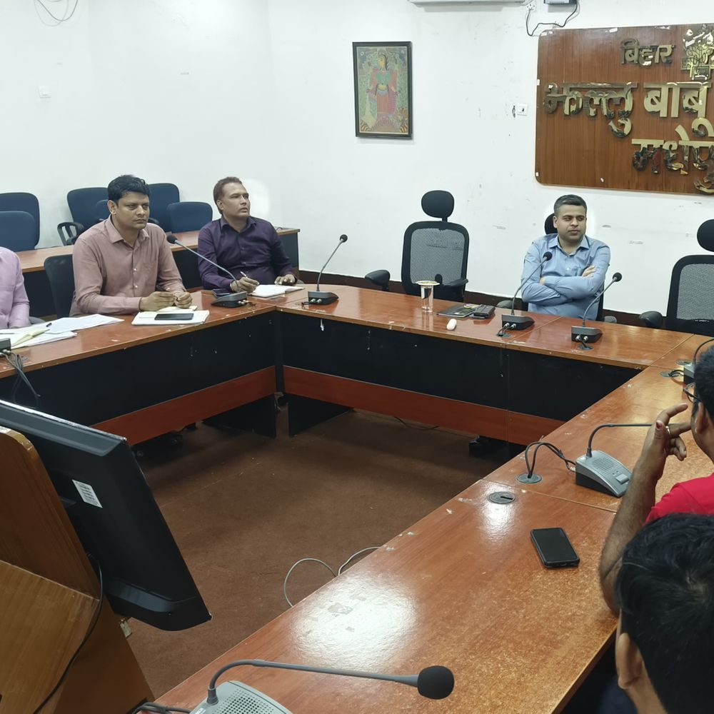 मशरूम उत्पादन कम लागत में अधिक लाभ देने वाला-DM:मधेपुरा में उत्पादकों-होटल संचालकों संग बैठक, स्टोर और पैकेजिंग पर चर्चा