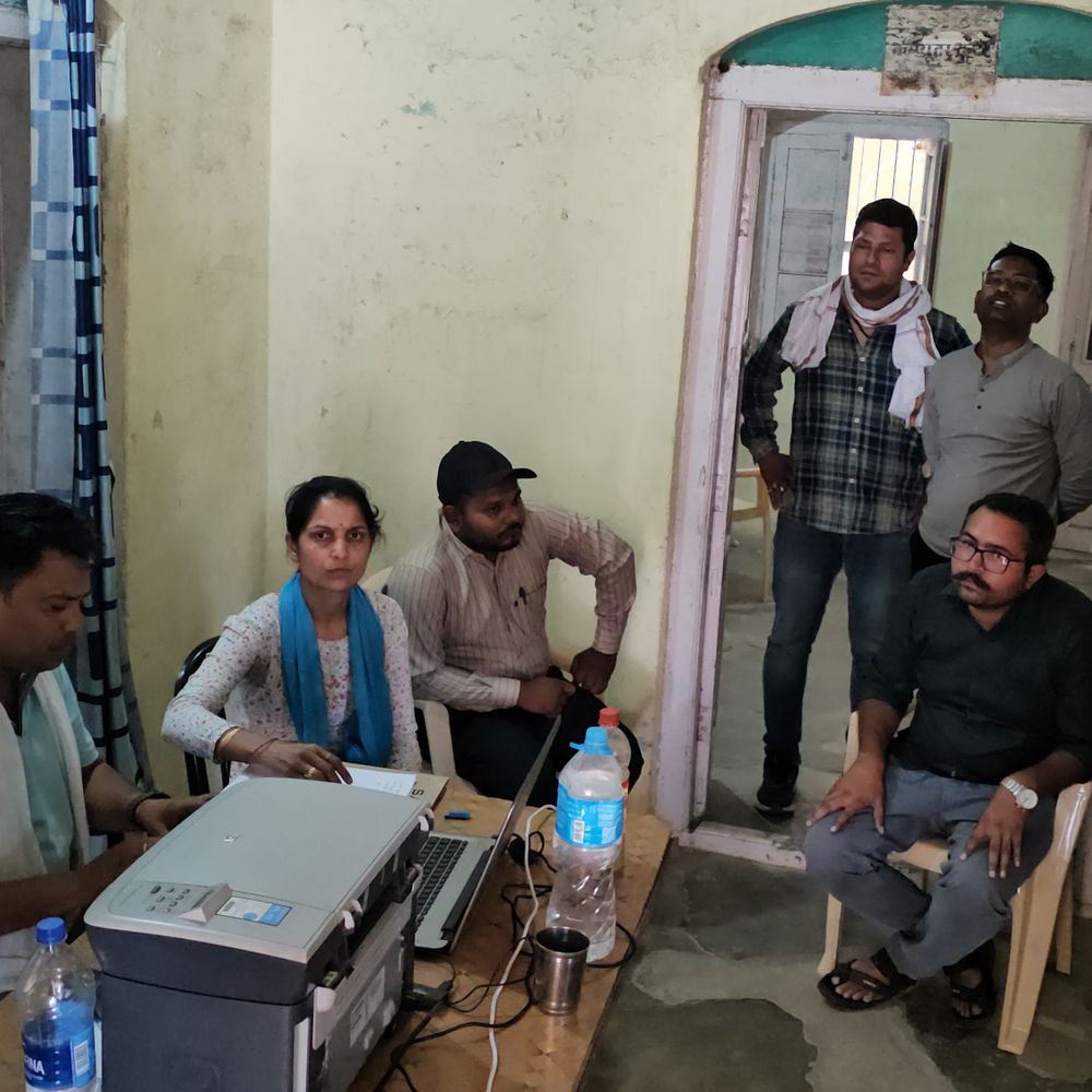 टीकमगढ़ में वनरक्षक 5 हजार रिश्वत लेते रंगे हाथ गिरफ्तार:लोकायुक्त टीम ने पकड़ा, लकड़ी यूपी ले जाने के एवज में मांगी थी 20 हजार;