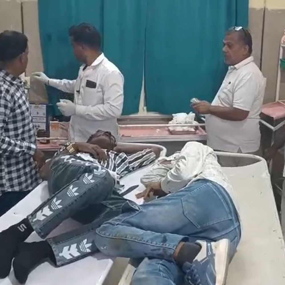 शाजापुर में तेज रफ्तार बाइक खंभे से टकराई, चार घायल:दो की हालत गंभीर, शादी में शामिल होने इंदौर जा रहे थे
