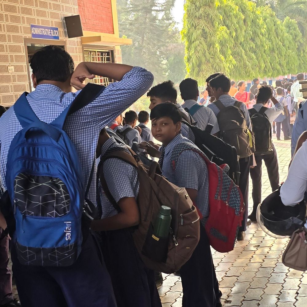 ट्रैफिक से लेट पहुंचे छात्र, डायरी में दर्ज हुई सजा:अम्बेडकरनगर में सेंट पीटर्स इंटर कॉलेज में मिल रही सजा, स्कूल का भी ट्रैफिक गार्ड नहीं