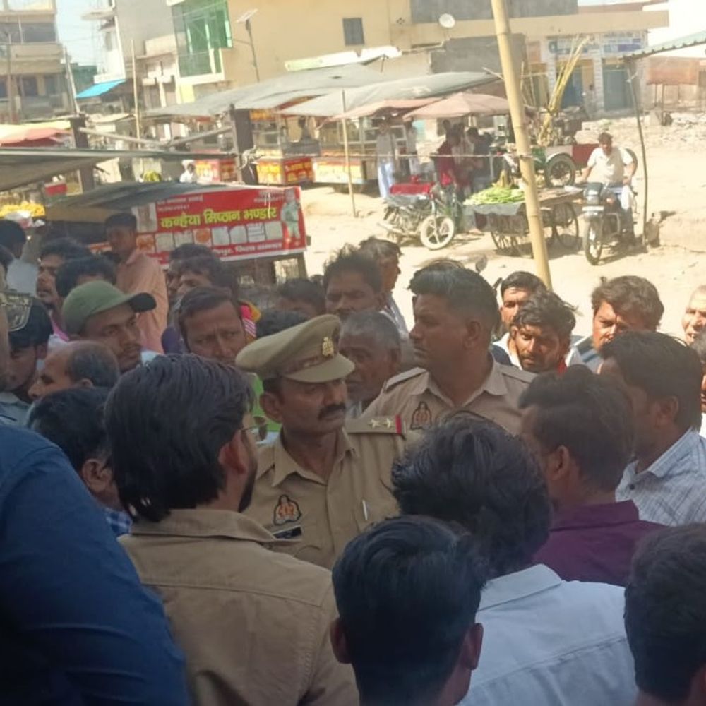 संभल में सपा-भाजपा समर्थकों में मारपीट:जमीन विवाद में दोनों पक्षों ने शिकायत की, भाजपा नेता के चचेरे भाई की दुकान में ताले डाले