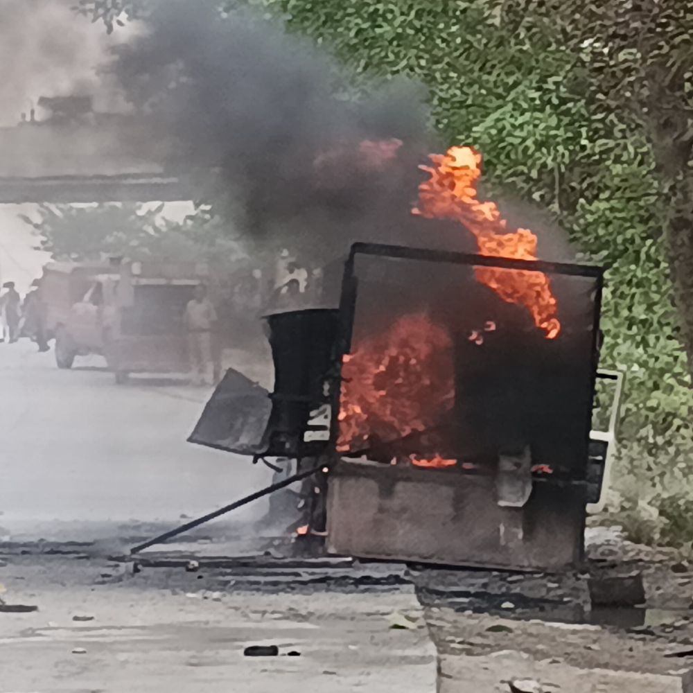 मुंगेर में पिकअप में लगी आग, 3 सिलेंडर फटे:केमिकल लीक से हादसा, 200 मीटर तक मलबा फैला