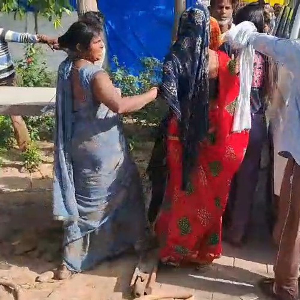 फर्रुखाबाद में सफाईकर्मी-दुकानदारों में में चले लाठी-डंडे, VIDEO:पुलिस चौकी के पास मारपीट, सफाई के रुपए बढ़ाने को लेकर बवाल