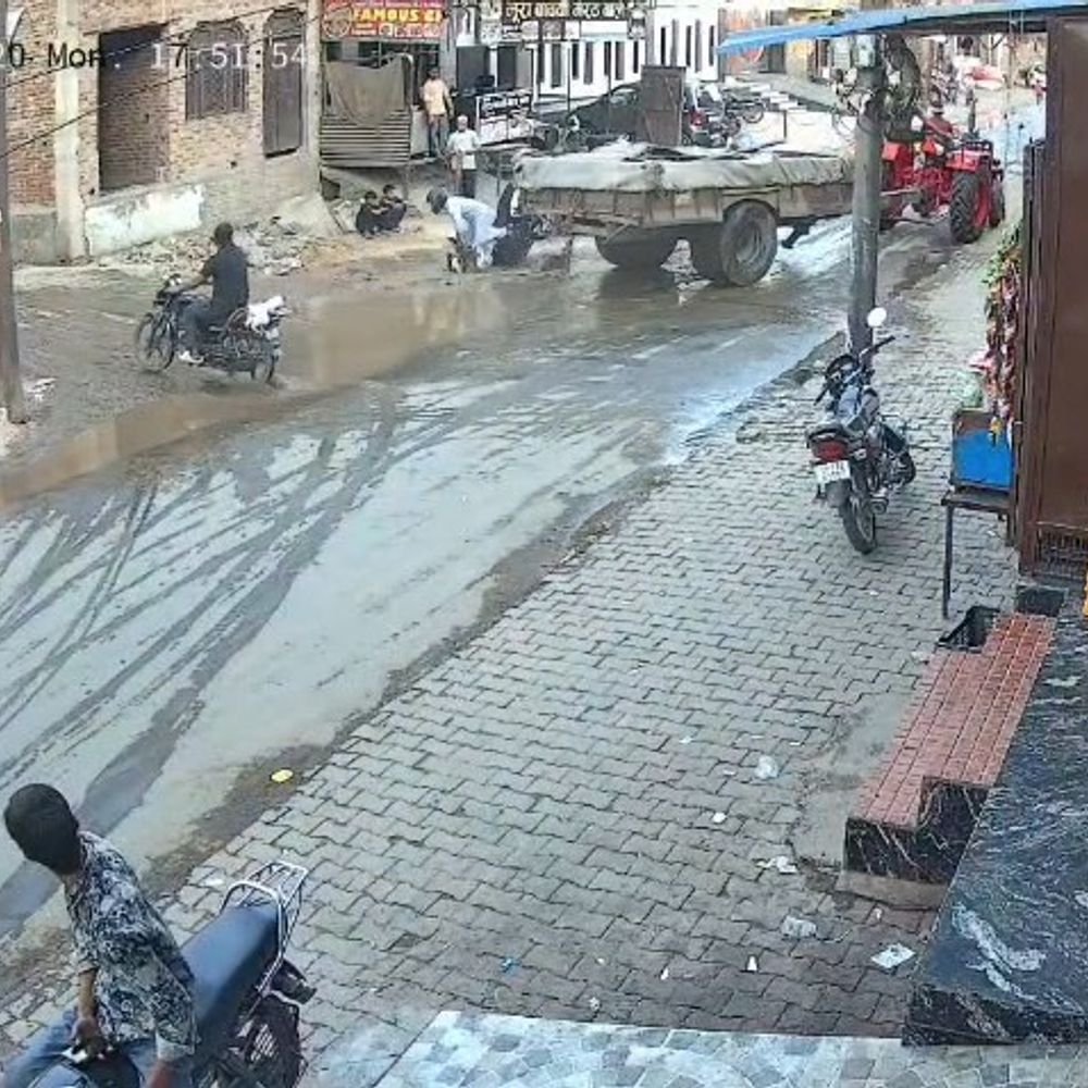 बागपत में बाइक गड्ढे में गिरी, चालक घायल:ट्रैक्टर से बचने के प्रयास में हुआ हादसा, घटना CCTV में हुई कैद