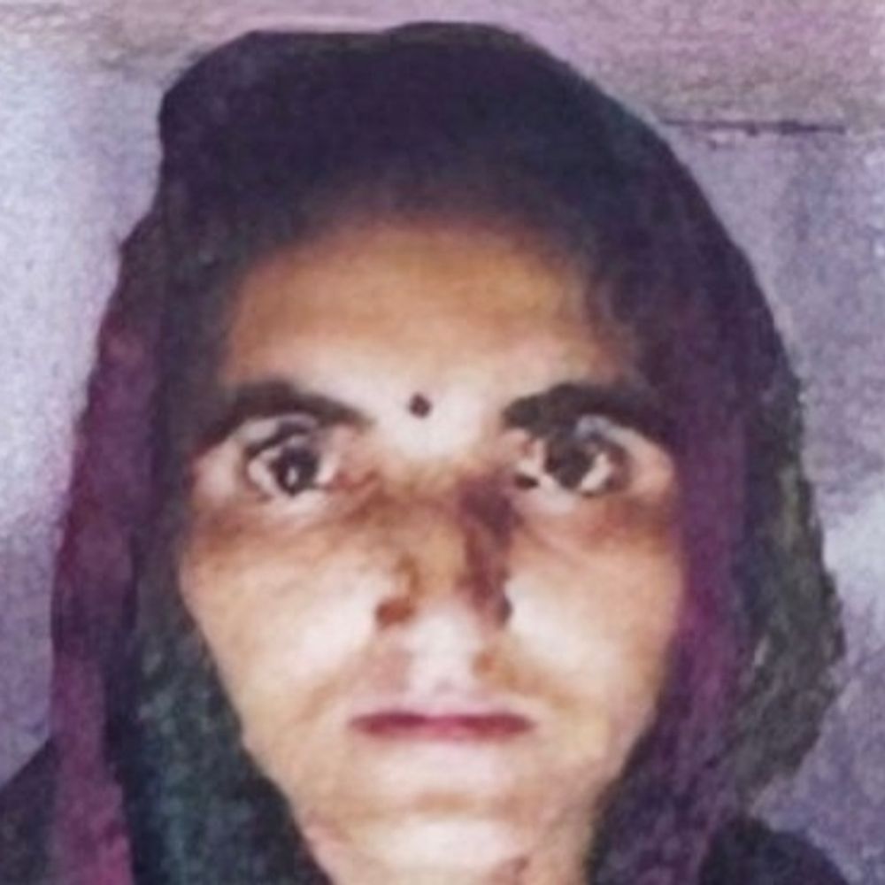 पिकअप की टक्कर से 3 बच्चों की मां की मौत:महेंद्रगढ़ में घर के बाहर झाड़ू लगा रही थी; 4 दिन पहले गुजरात से आया था परिवार