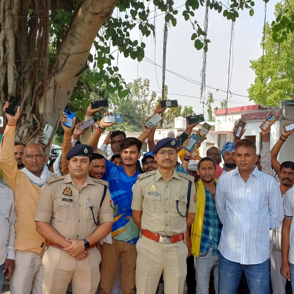 चंदौली पुलिस ने 121 खोए स्मार्टफोन बरामद किए:36 लाख से अधिक कीमत के मोबाइल मालिकों को लौटाए